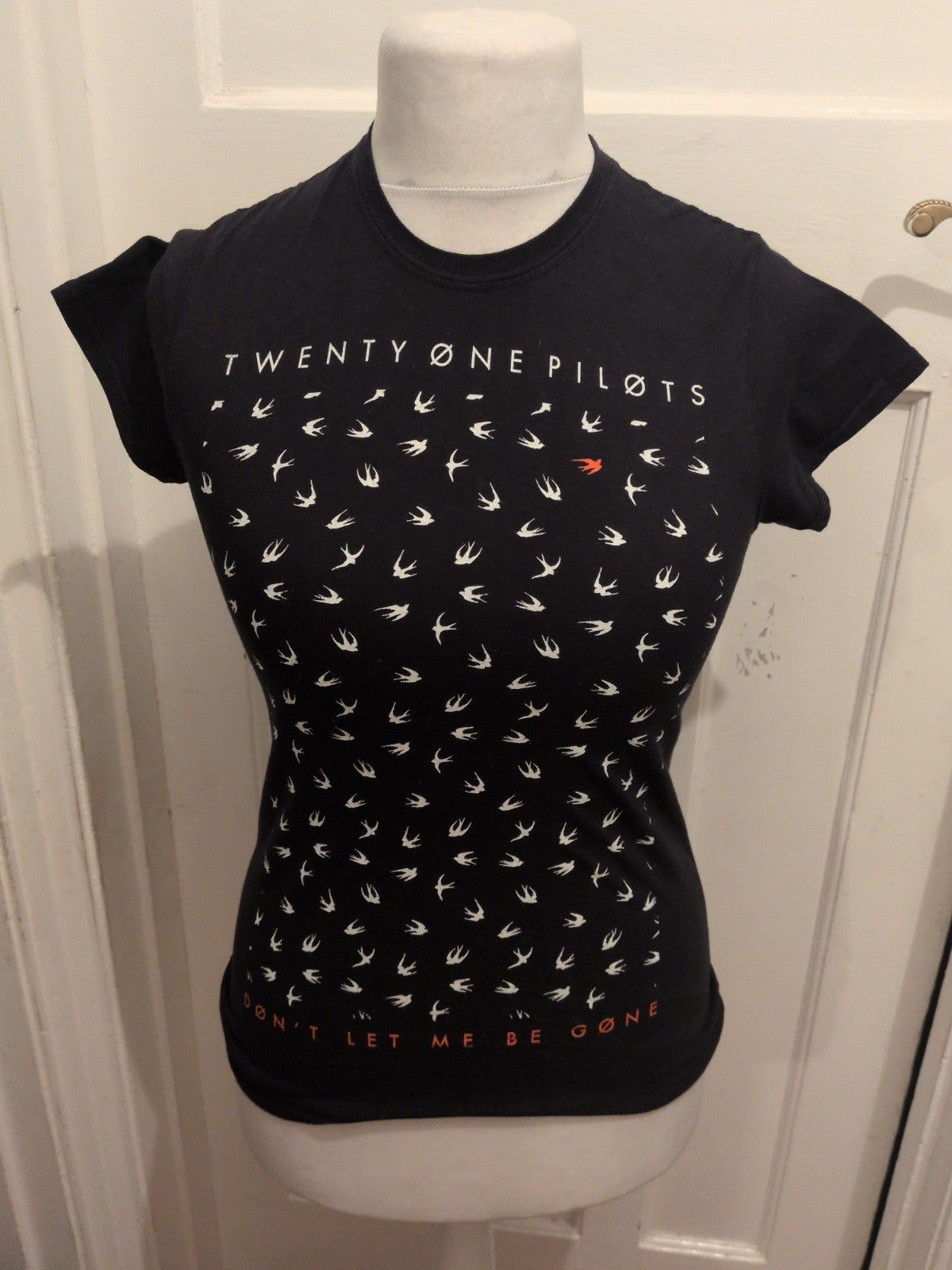 Ladies Gildan Size Medium Bird Dark Navy Short Sleeve T-shirt