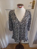Ladies Miss Selfridge Size 10 Daisy Floral Short Sleeved Tshirt