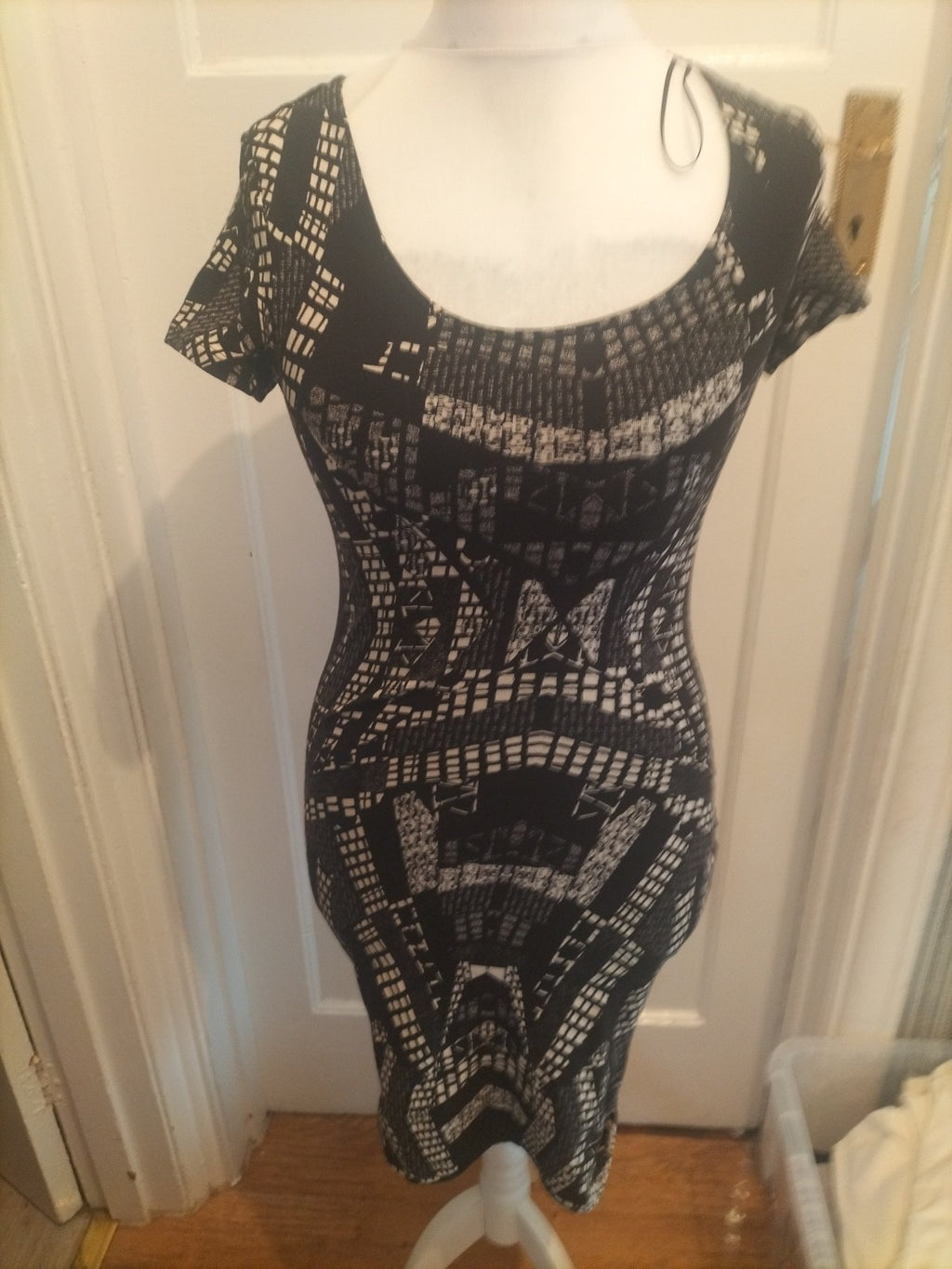 H+M Small White And Black Scoop Neck Short Sleeve Dress