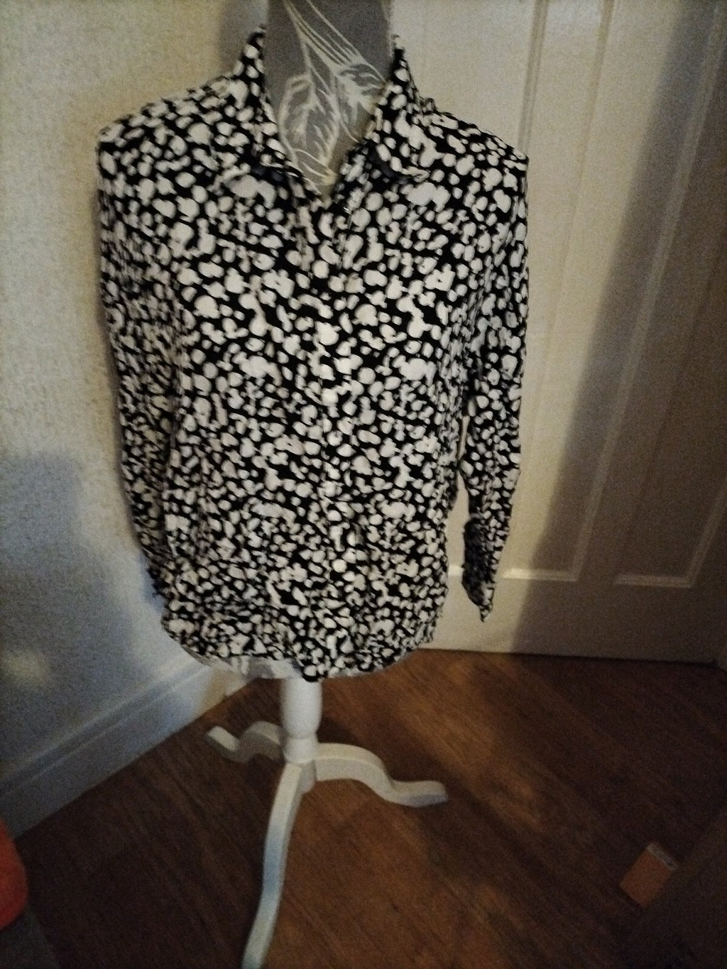 Ladies Tu Size 8 Black/White Long Sleeved Blouse