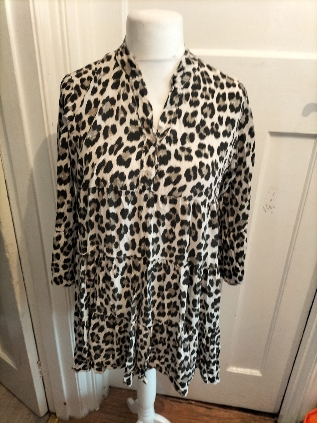 Unisono Large Leopard Print Wavey Long Sleeve Blouse