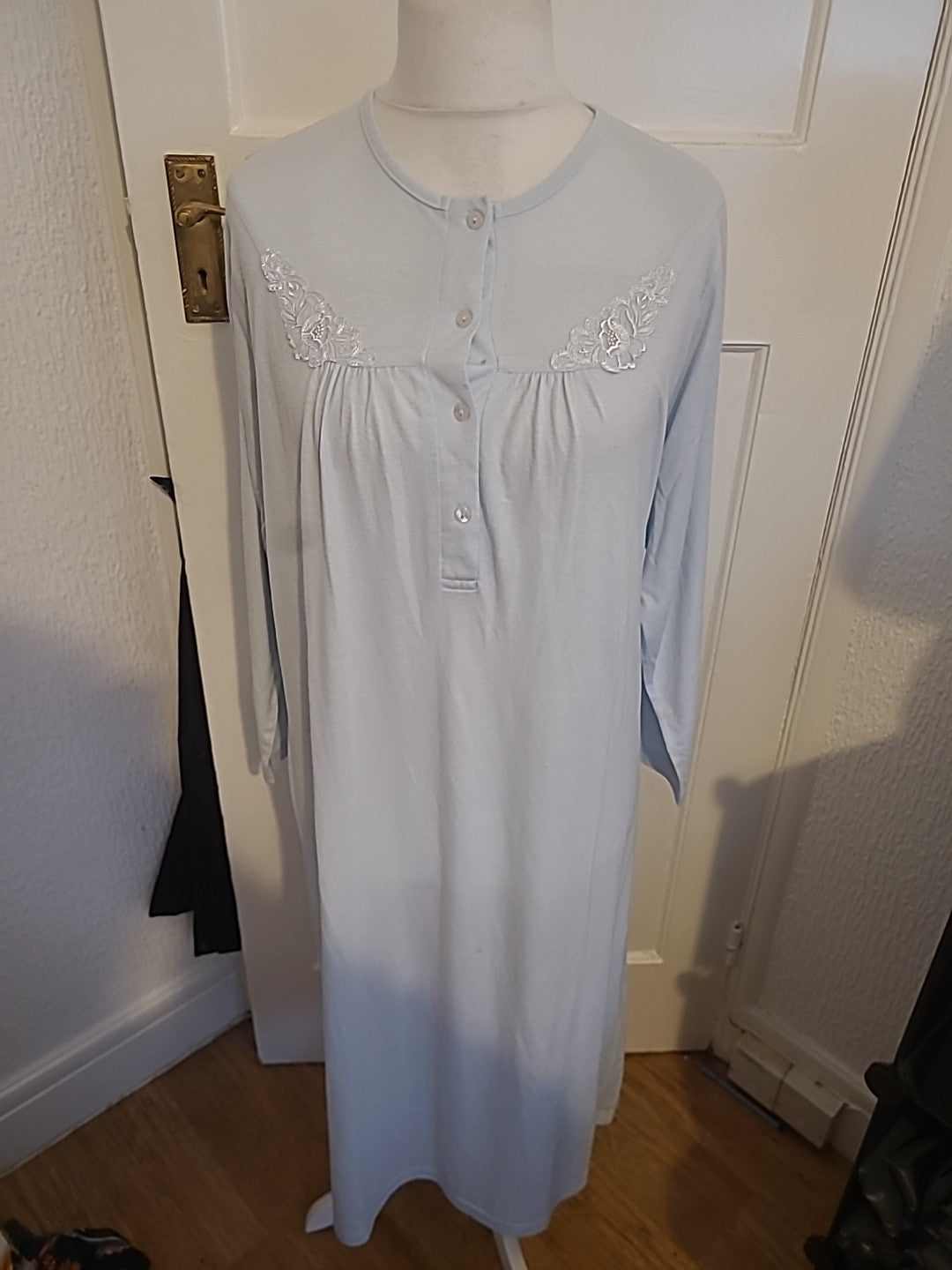Cameo Size 12-14 Pale Blue Long Sleeved Night Dress Moderate Bobbling