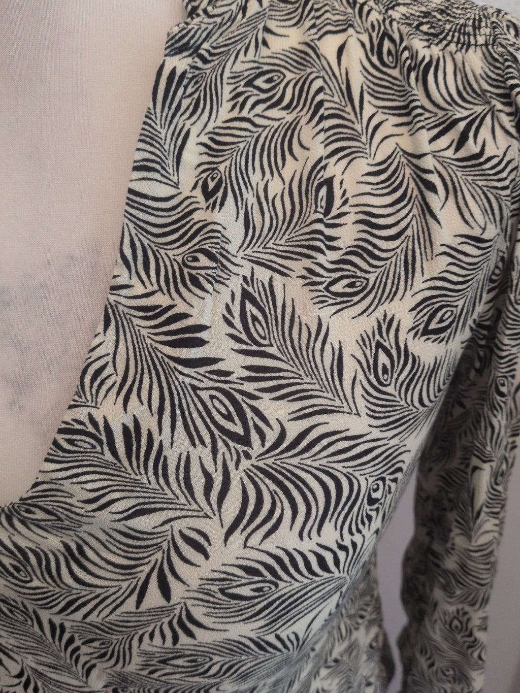H&M 6 Peacock Pattern Feather Cream And Black 3/4 Sleeve Blouse