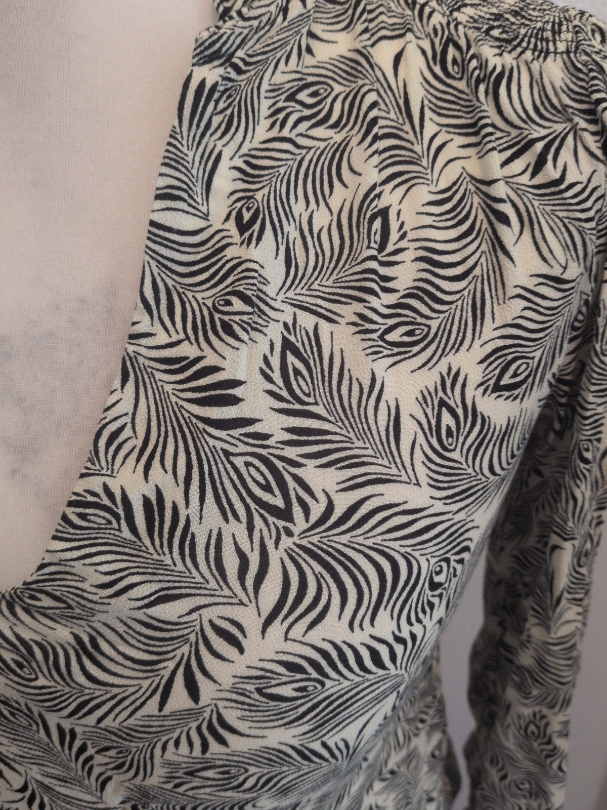 H&M 6 Peacock Pattern Feather Cream And Black 3/4 Sleeve Blouse