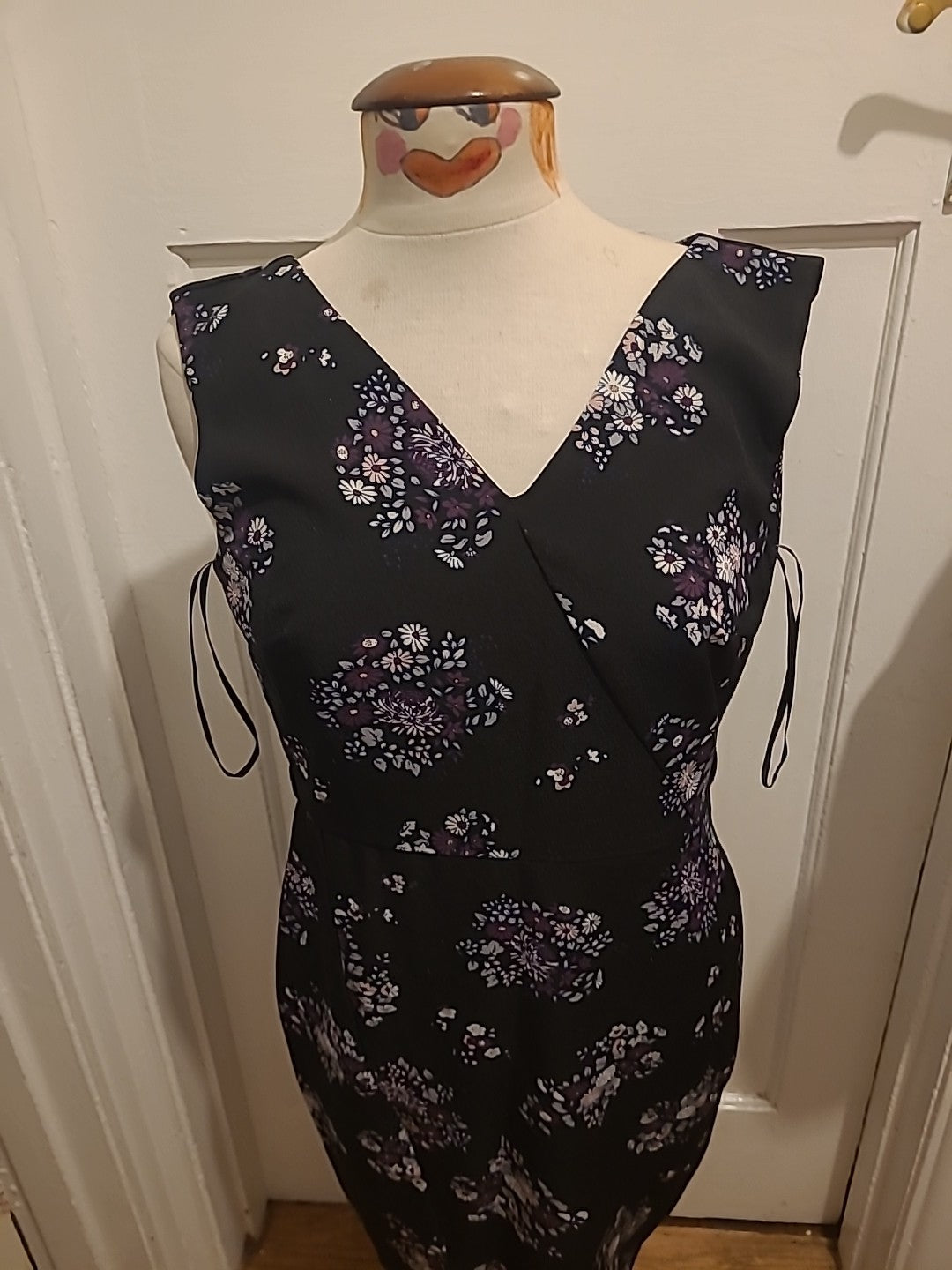 Ladies Apricot Size 10 Black Floral V Neck Sleeveless Dress