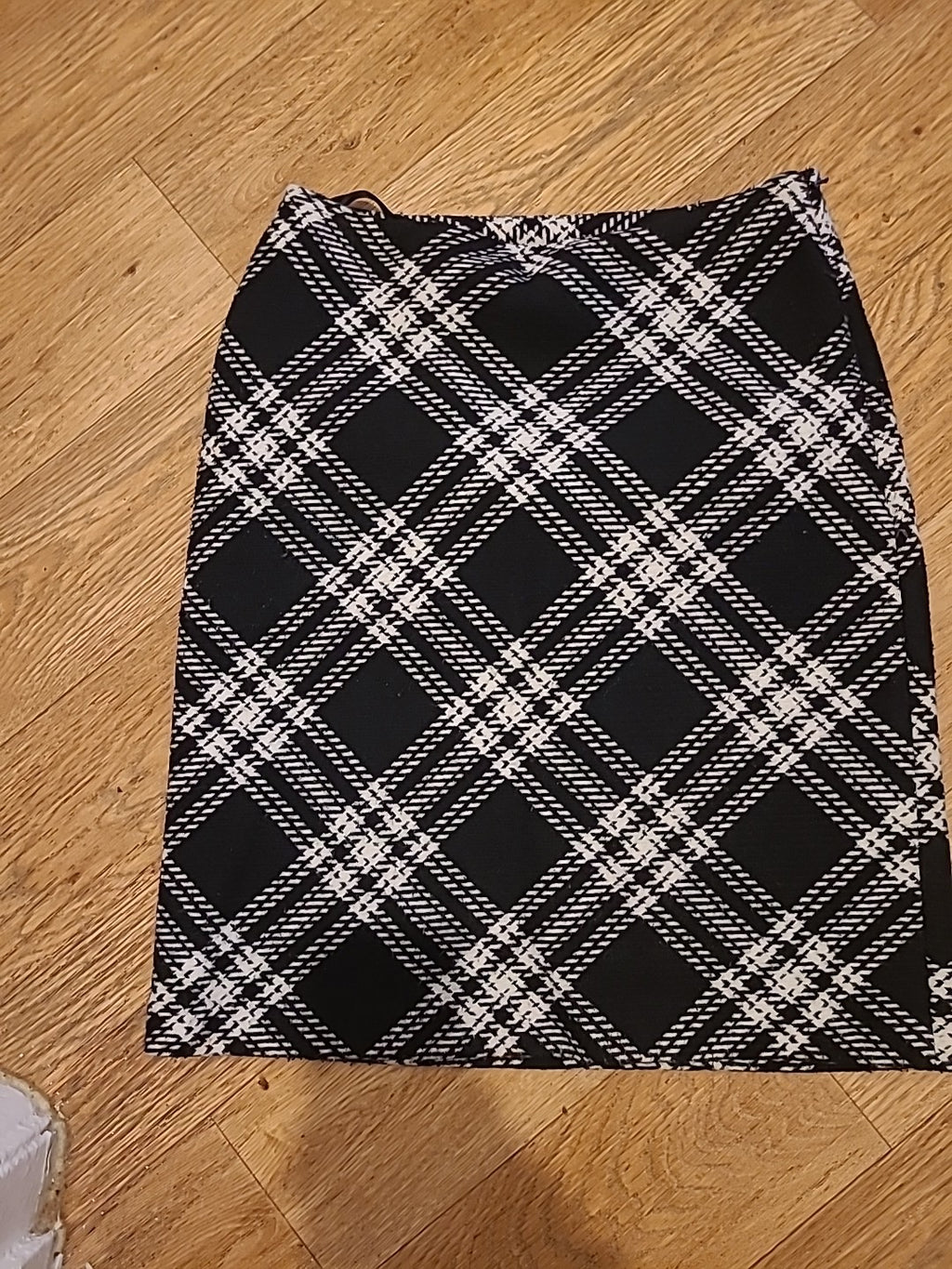 Ladies Isle Size 10 Blaxk And White Thick Lined Skirt Straight