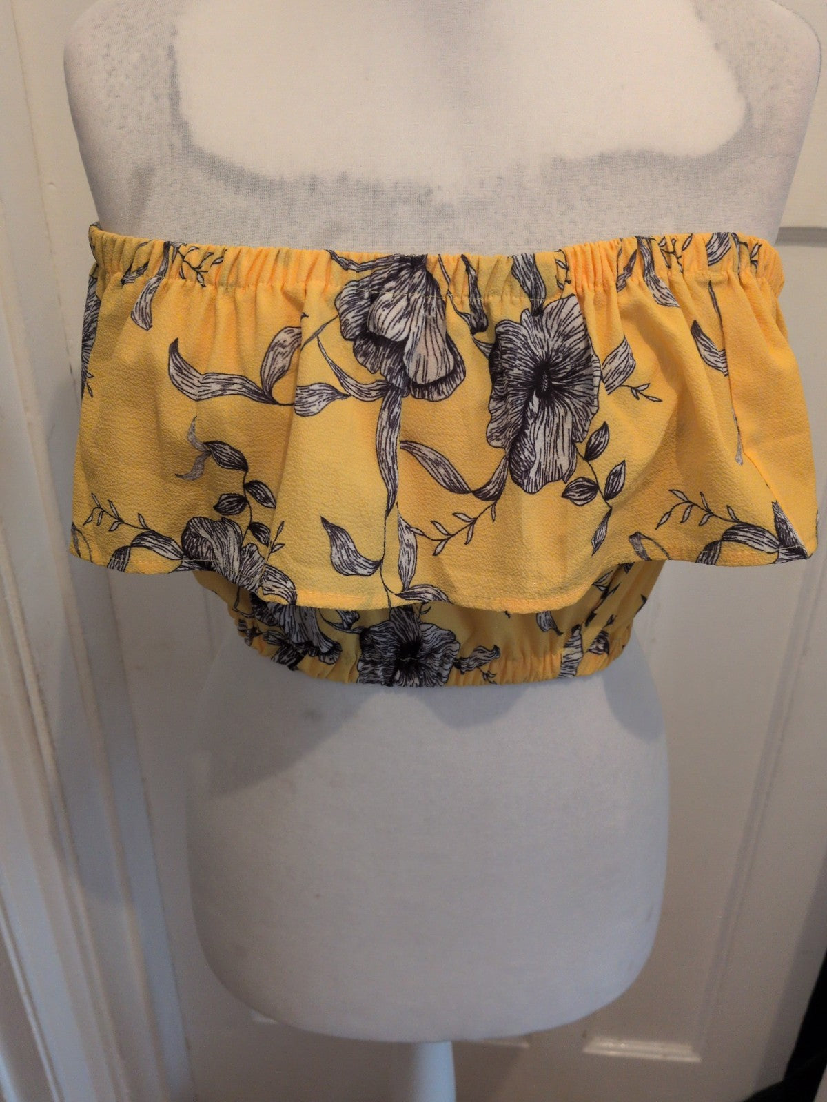 In The Style 12 Yellow Floral Short Sleeve Crop Top