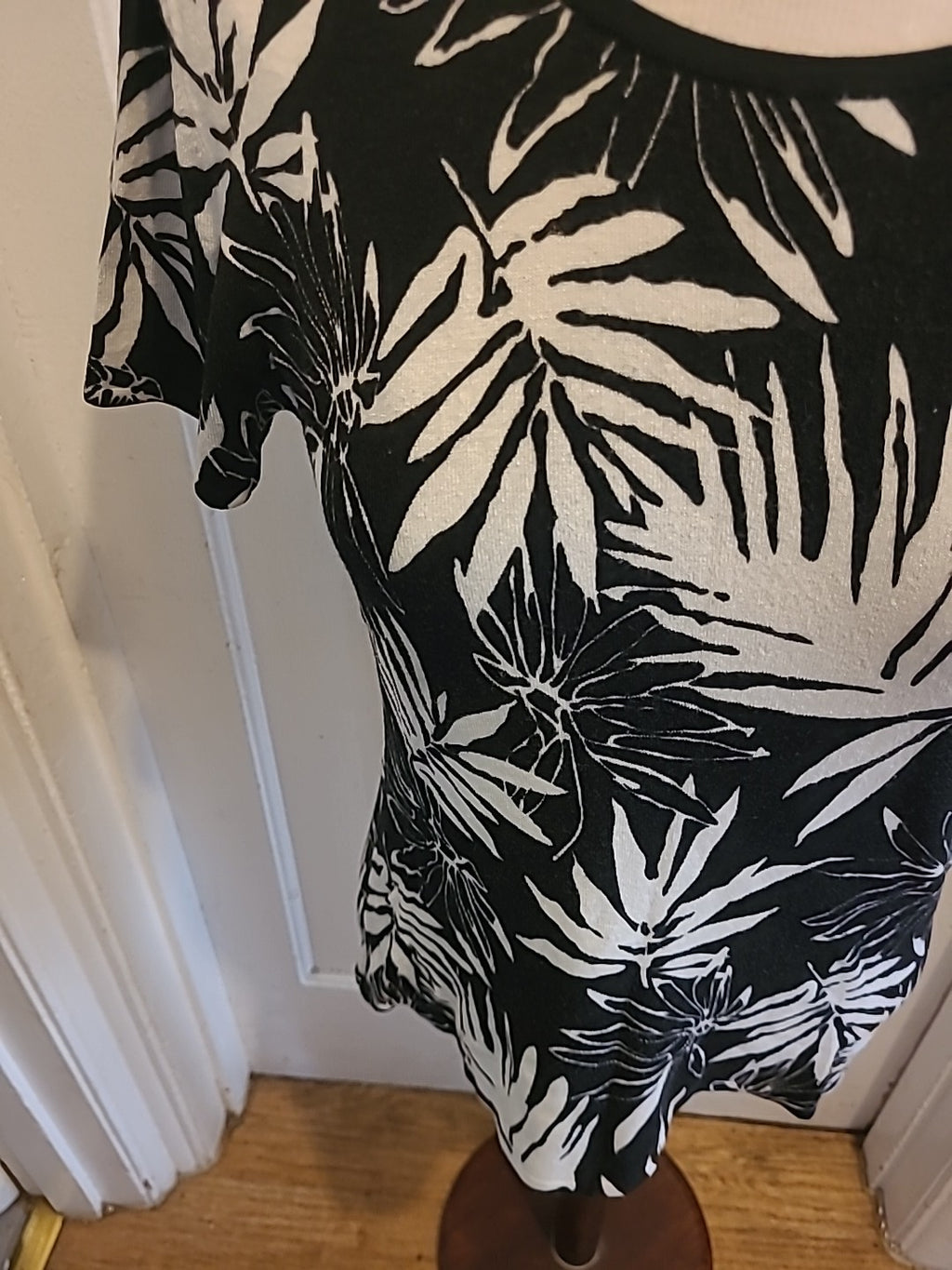 Ladies Roman Size Small Black White Floral Padded Short Sleeved Tshirt