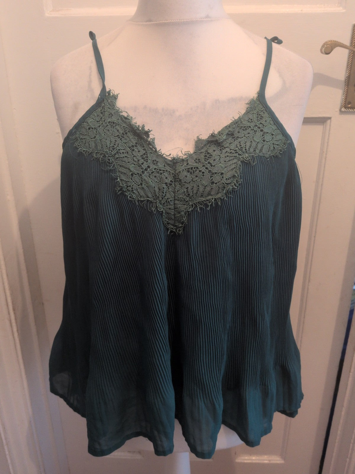 Ladies Studio Size 12-14 Green Crinkle Lined Sleeveless Blouse