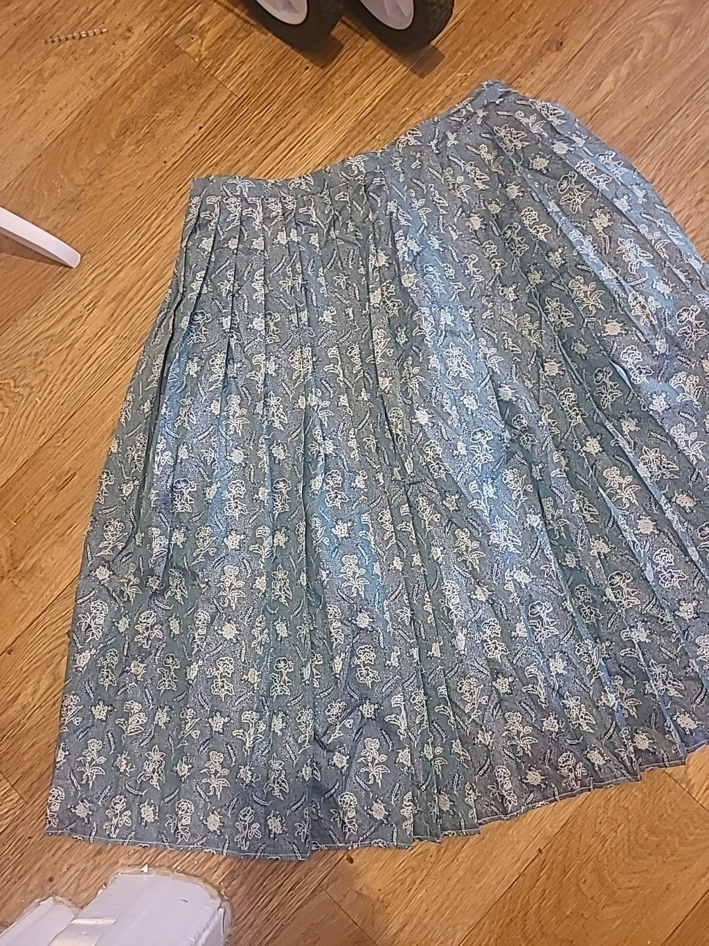 Ladies Size Large Green And White Pleated Skirt Lined