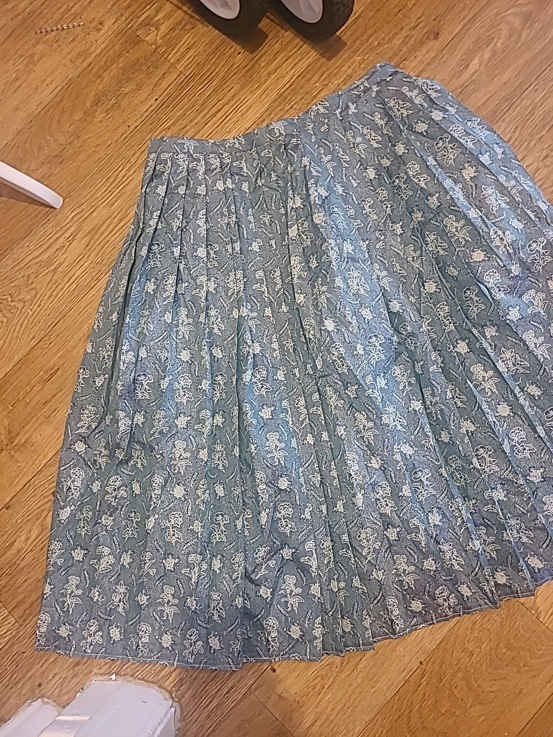 Ladies Size Large Green And White Pleated Skirt Lined