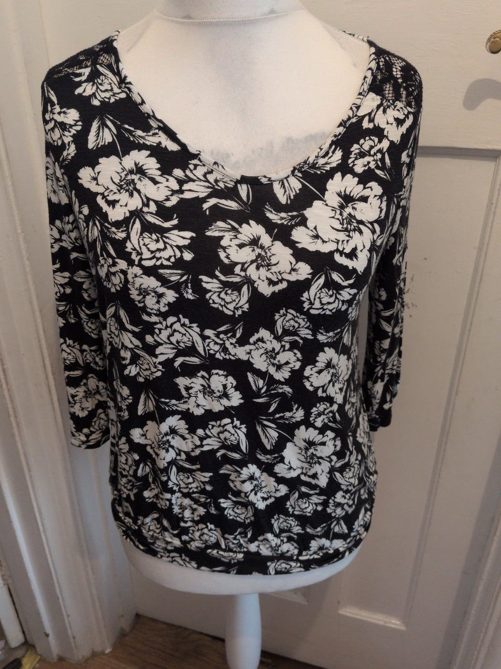 Ladies George 10 Black With White Flowers 3/4 Sleeve Blouse