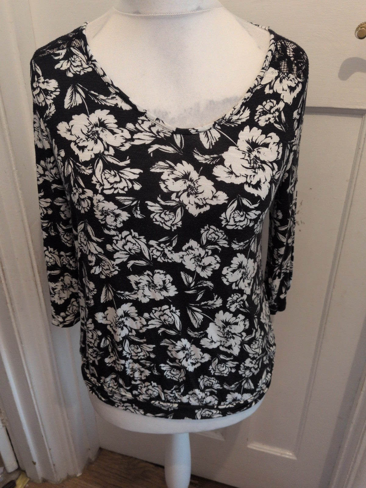 Ladies George 10 Black With White Flowers 3/4 Sleeve Blouse