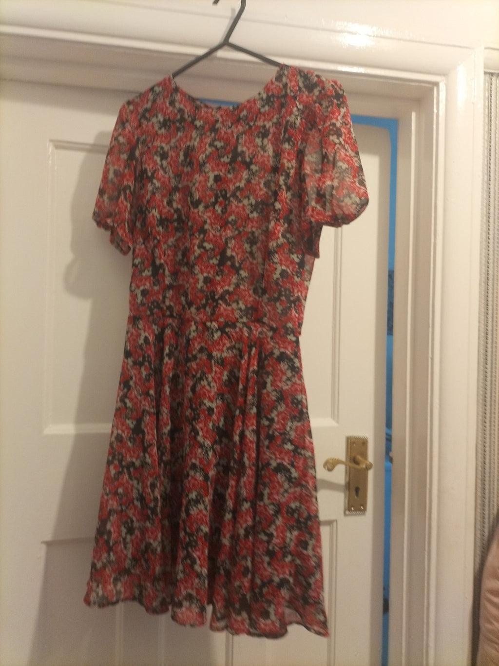 Ladies Trafaluc Size Medium Red Black Floral Short Sleeved Dress