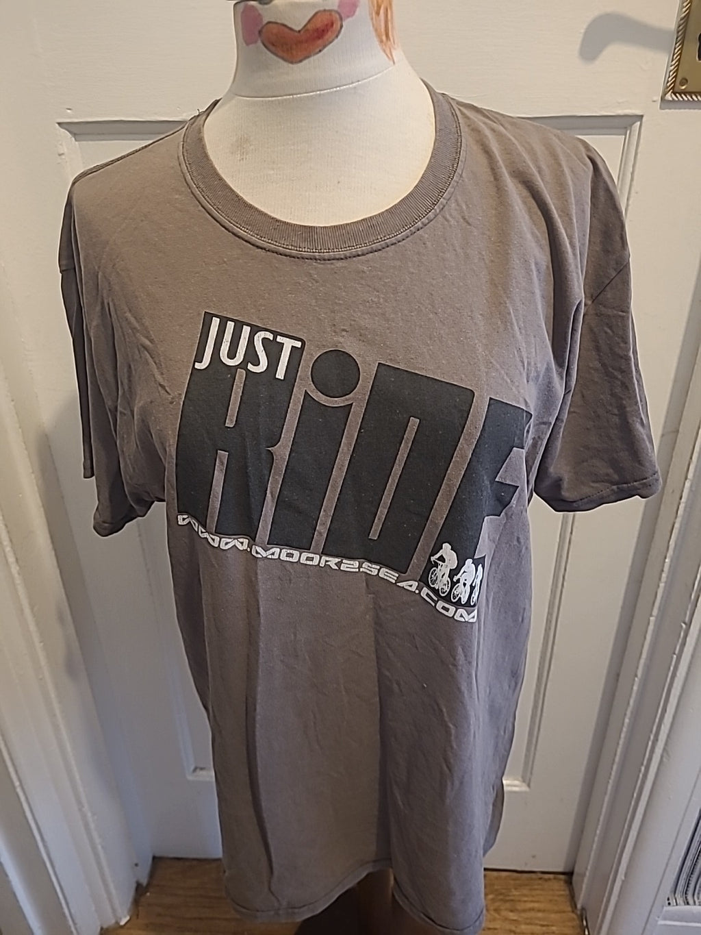 Mens Gildan Size Large Grey/Brown Print Short Sleeved Tee