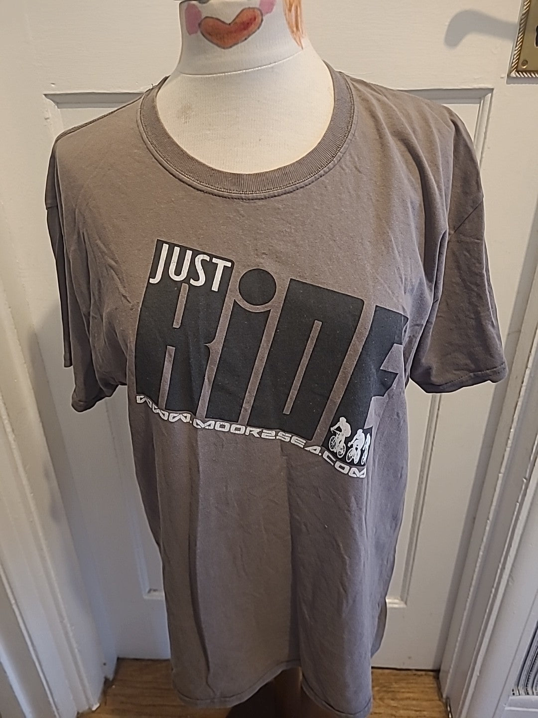 Mens Gildan Size Large Grey/Brown Print Short Sleeved Tee