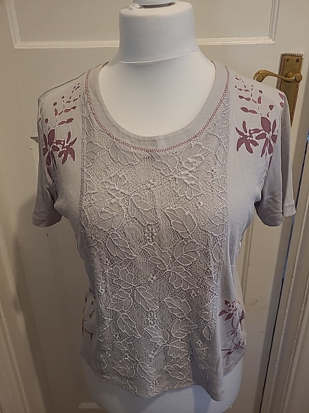 Ladies Size Medium Neutral Short Sleeved Patterned Tshirt