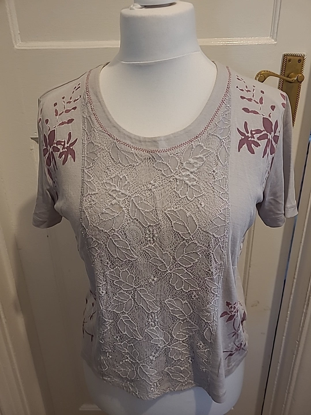 Ladies Size Medium Neutral Short Sleeved Patterned Tshirt