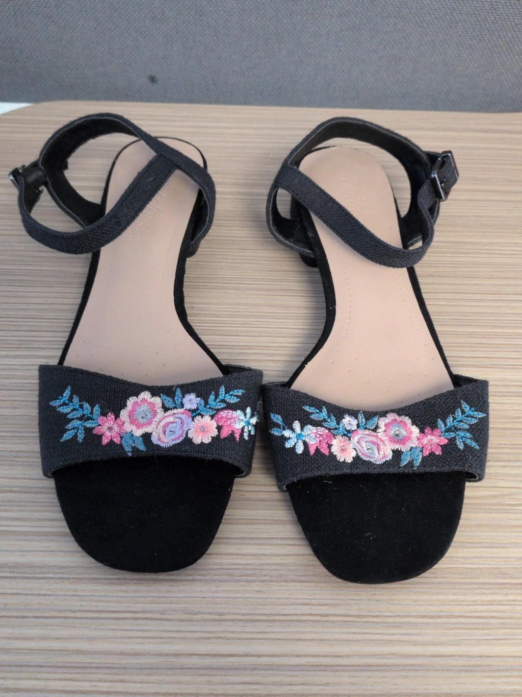 Brand New Foot Glove 3.5 Wider Fit Sandals RRP £29.50