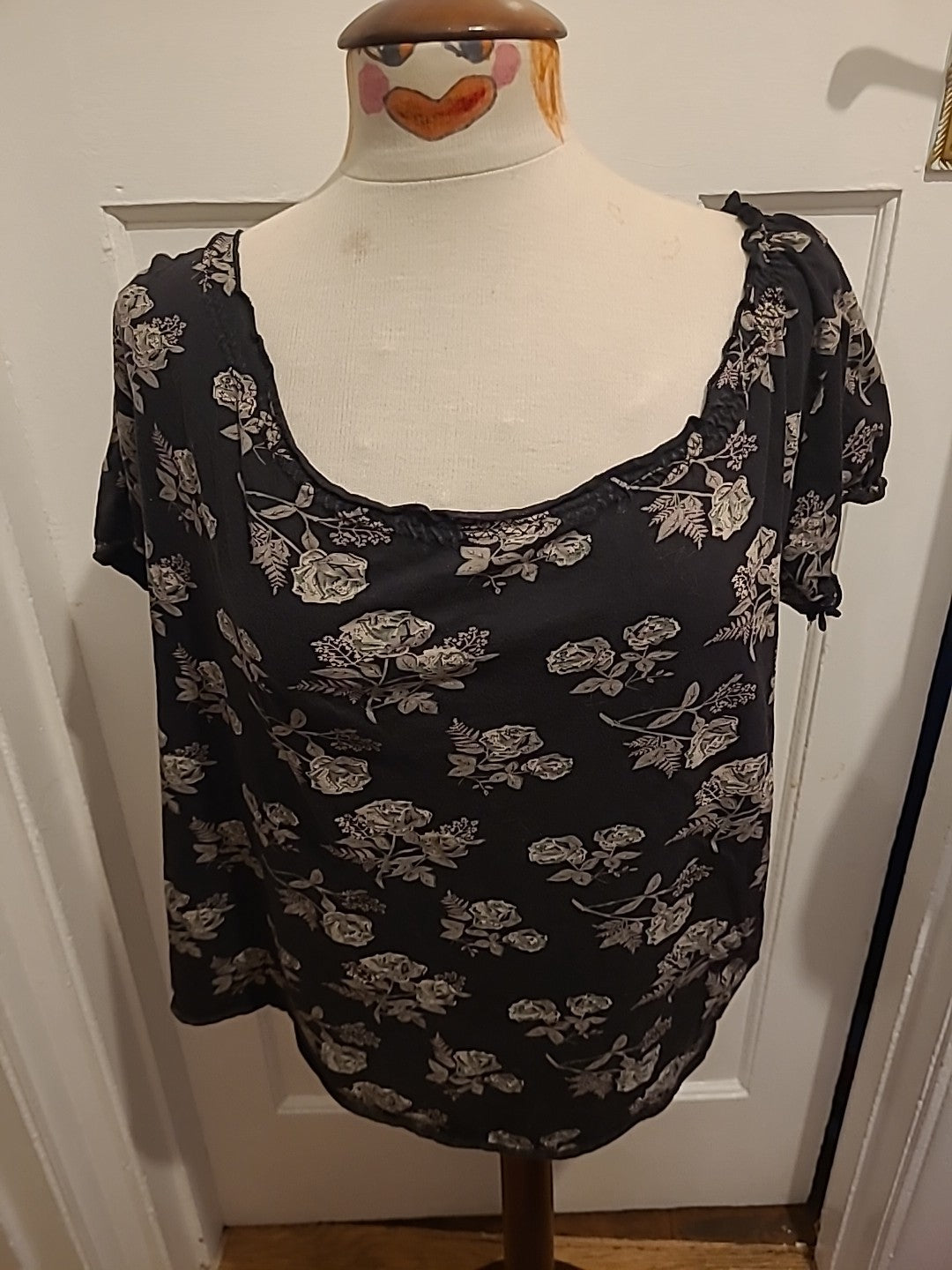 Ladies Store Twenty One Size 16 Black Roses Short Sleeve Blouse