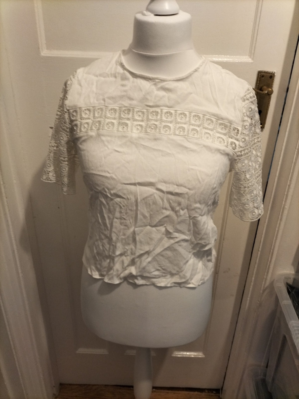Ladies H&M Size 14 White Lace Patterned Short Sleeved Tshirt