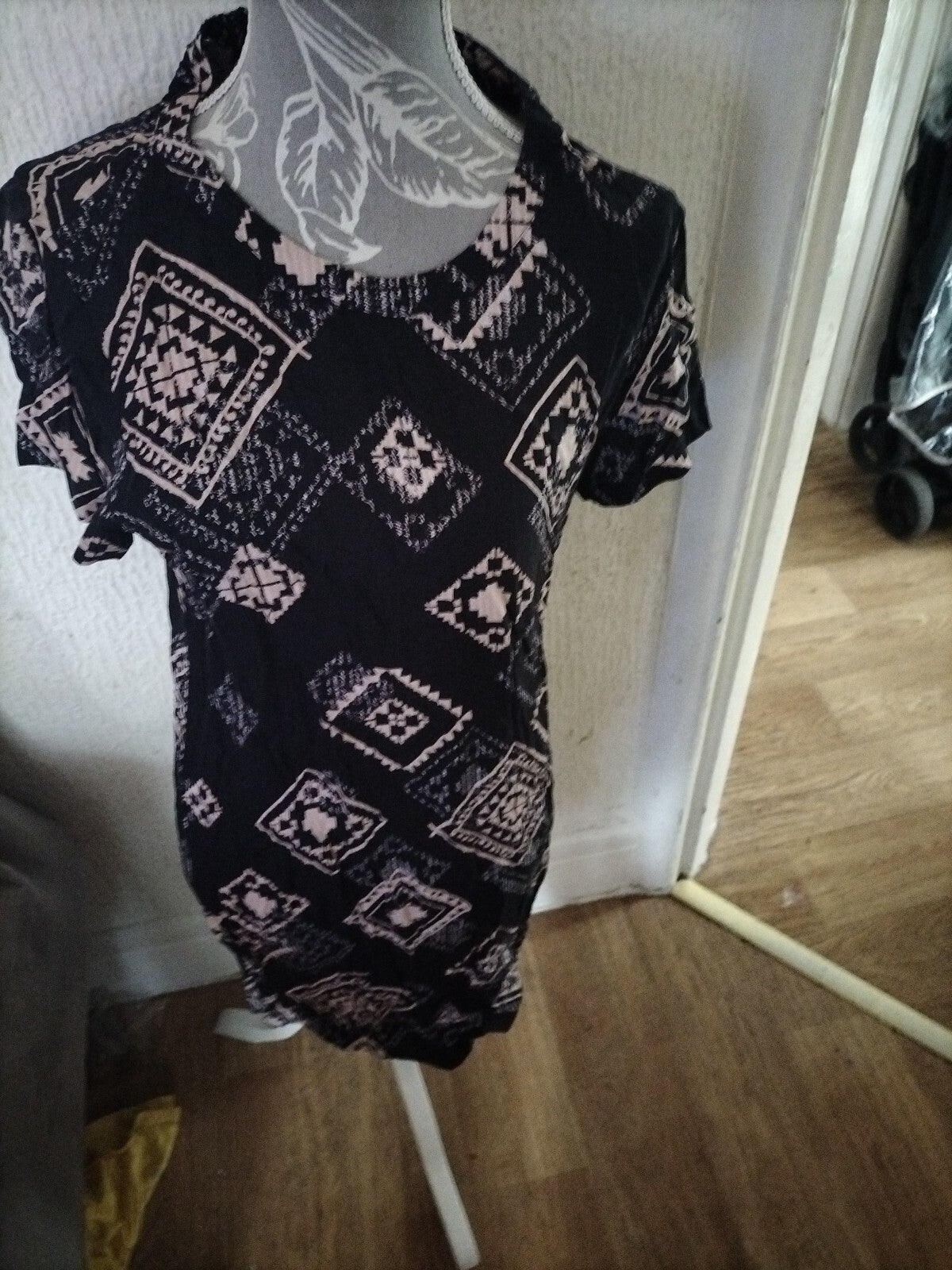 Ladies Cynthia Rowley Size 10 Beige/Black Short Sleeved Dress
