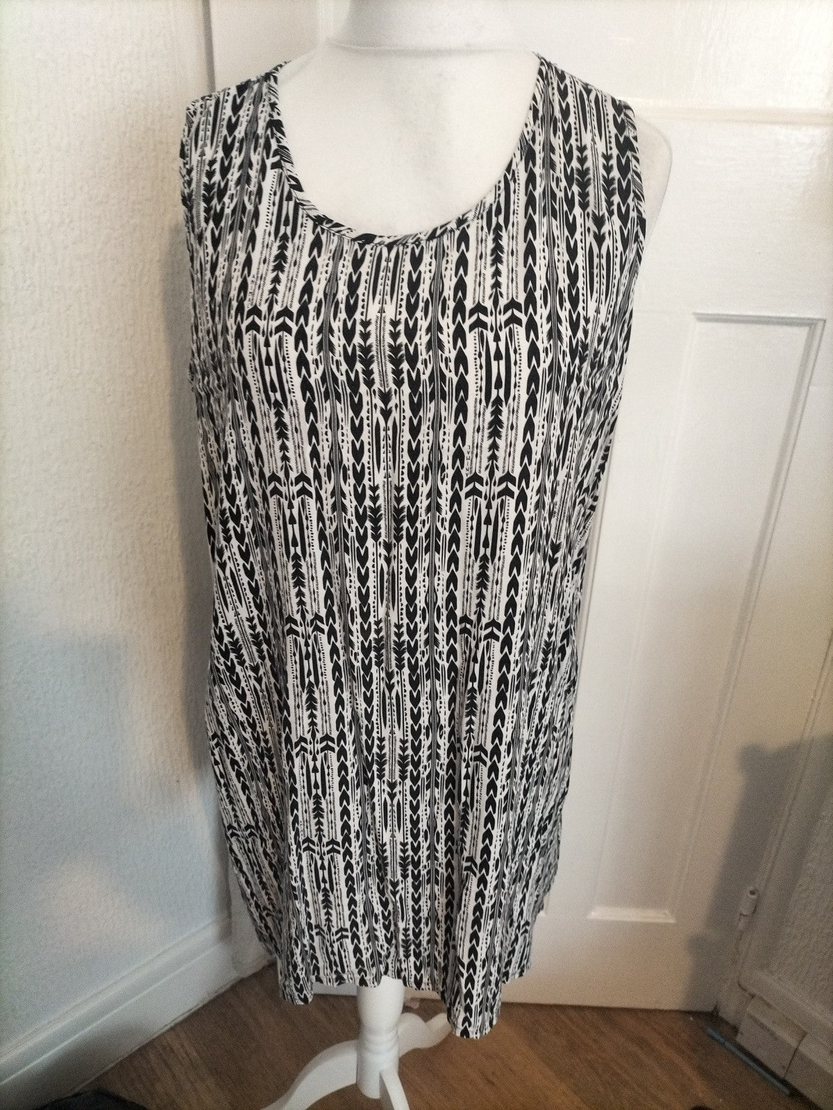 Ladies Animal Size 16 Black And White Patterned Sleeveless Round Neck Blouse
