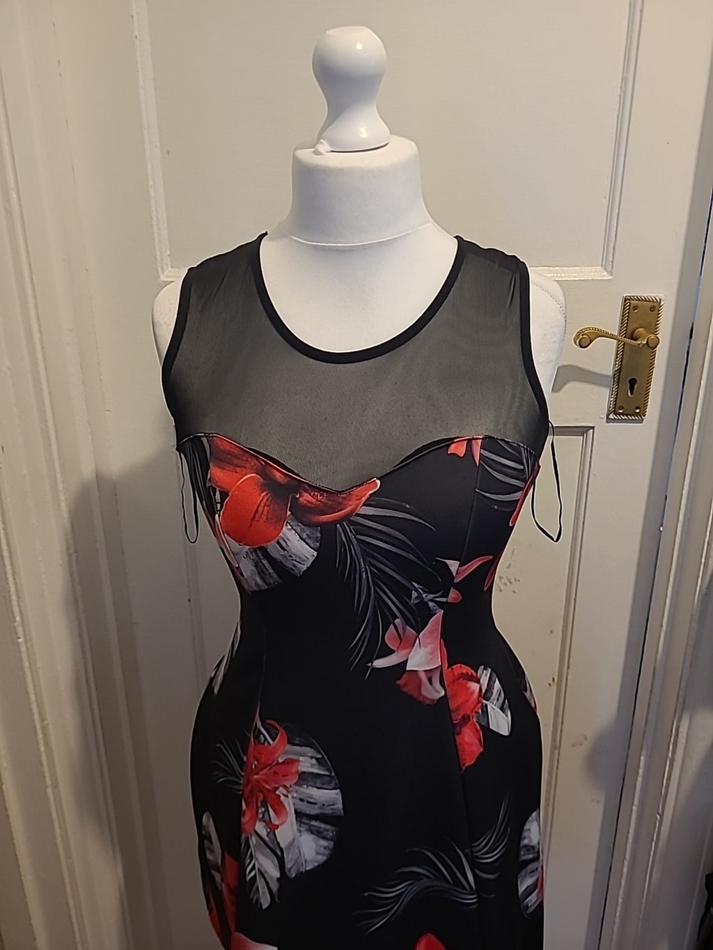 Ladies Quiz Size 12 Black And Red Flower Pattern Sleeveless Flare Dress