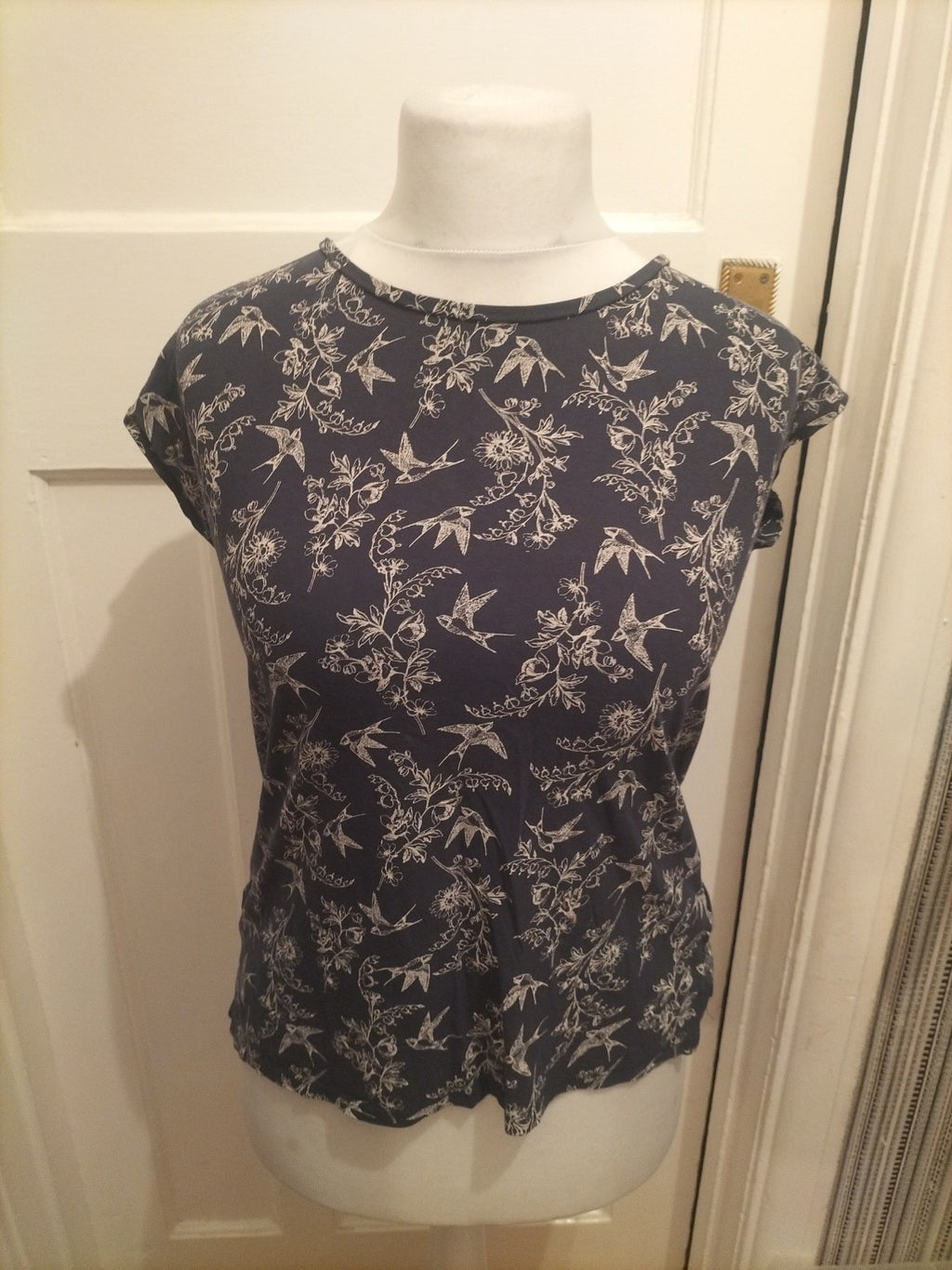 Ladies Yessica Size Small Navy And White Bird Pattern Short Sleeved Blouse