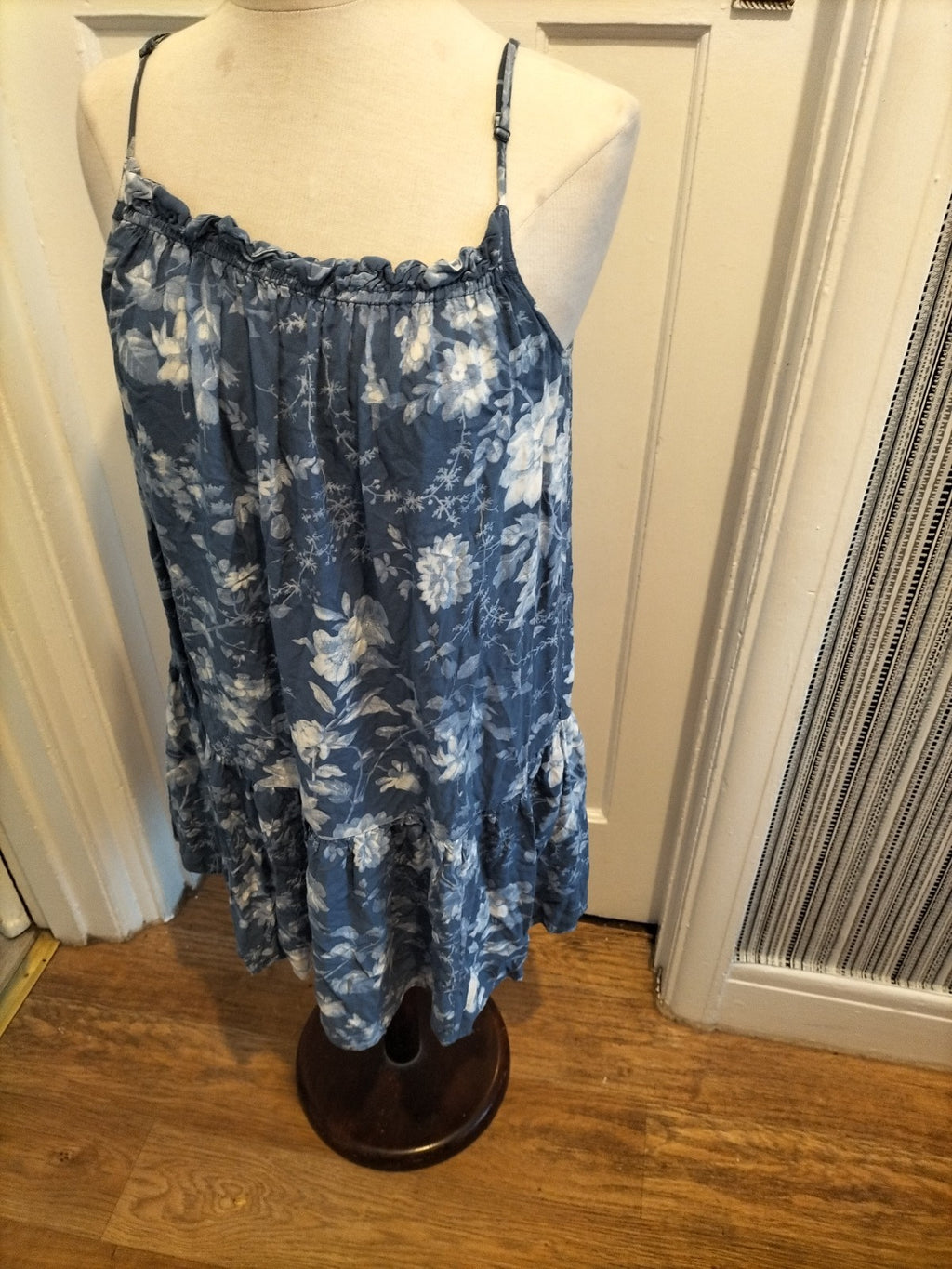 Ladies H&M Size 10 Blue White Floral Sleeveless Dress