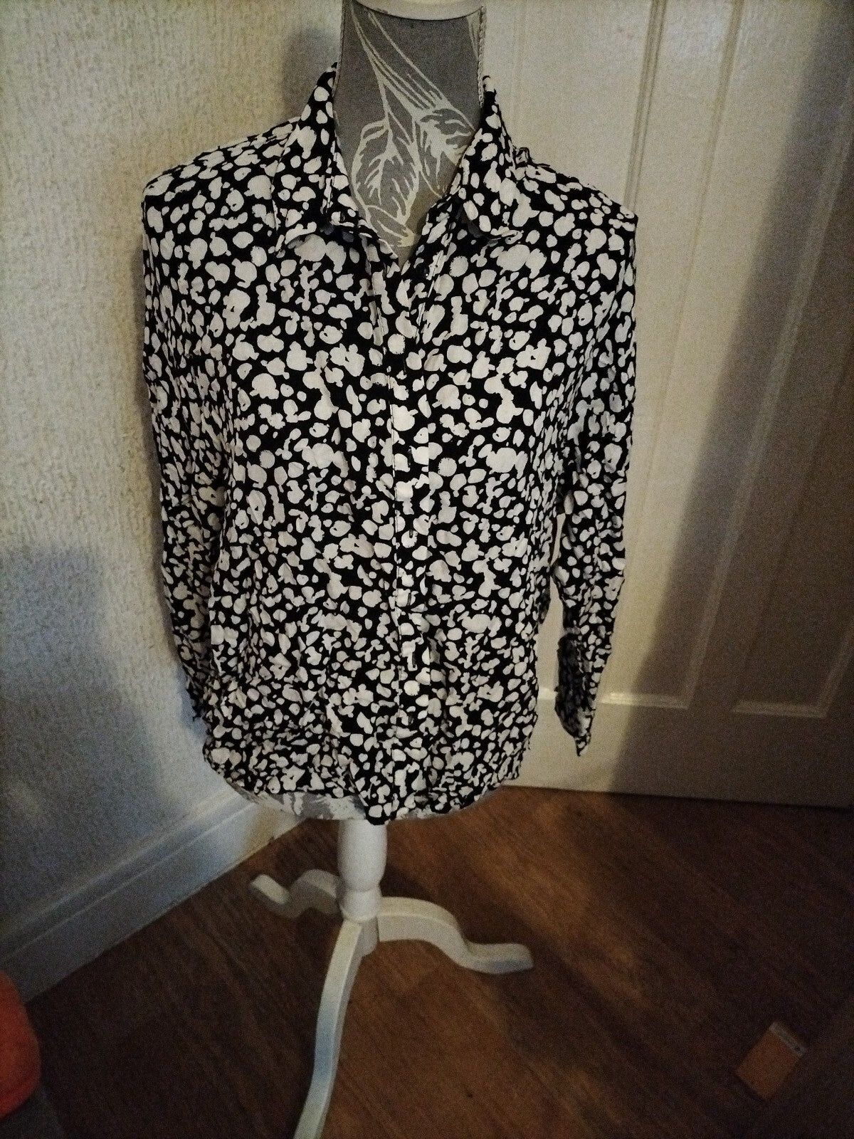 Ladies Tu Size 8 Black/White Long Sleeved Blouse