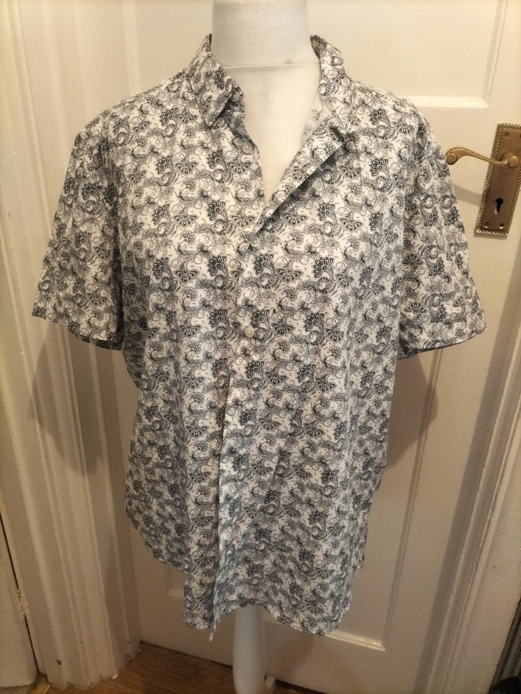 Mens Easy Size 2XL Dark Navy And White Short Sleeved Floral Shirt