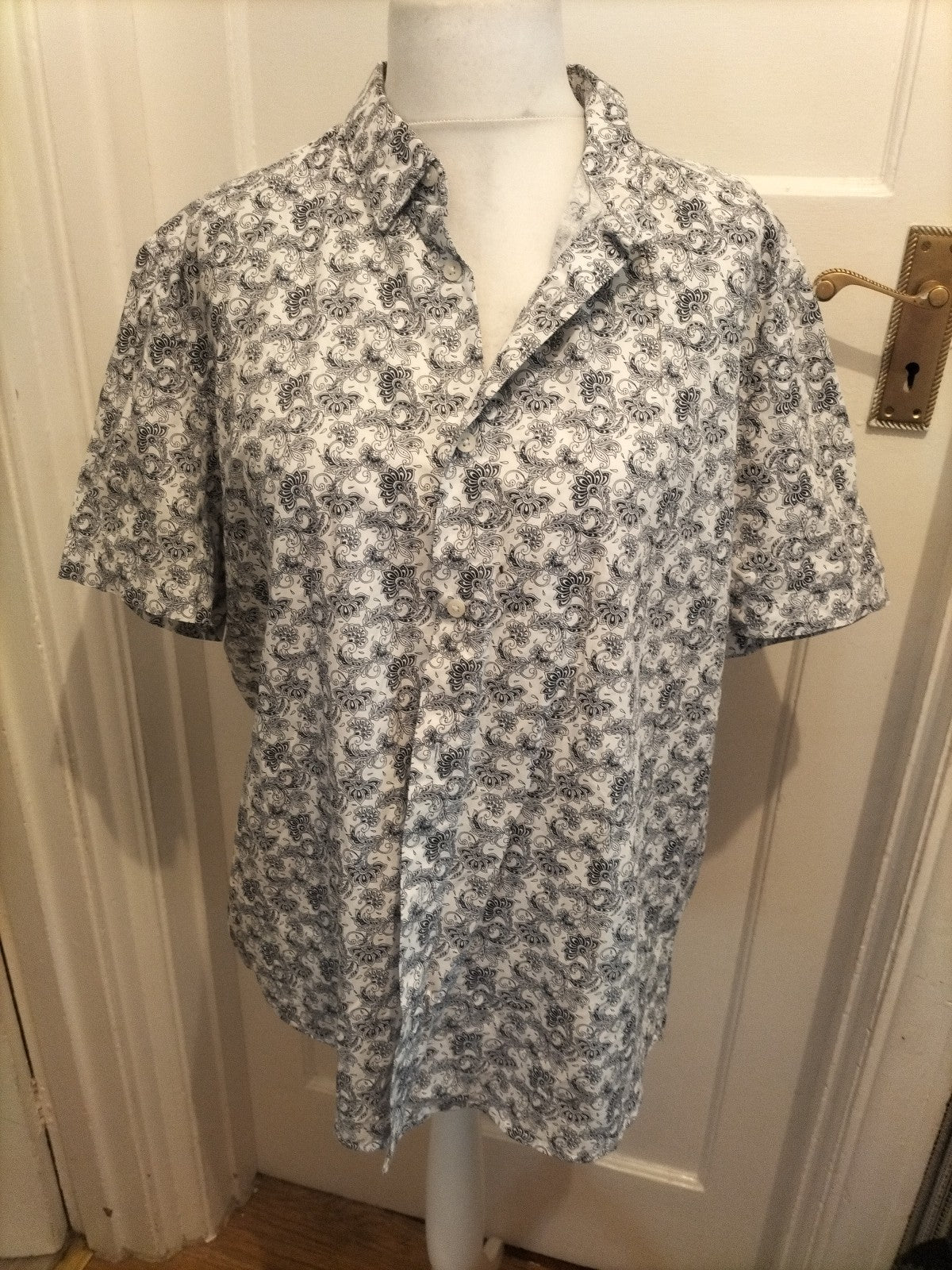 Mens Easy Size 2XL Dark Navy And White Short Sleeved Floral Shirt