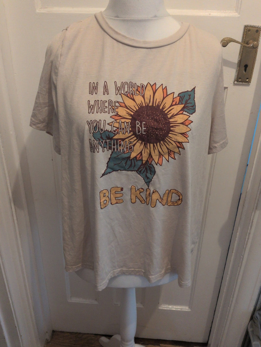 Shein 2XL Be Kind Print T-shirt Cracking