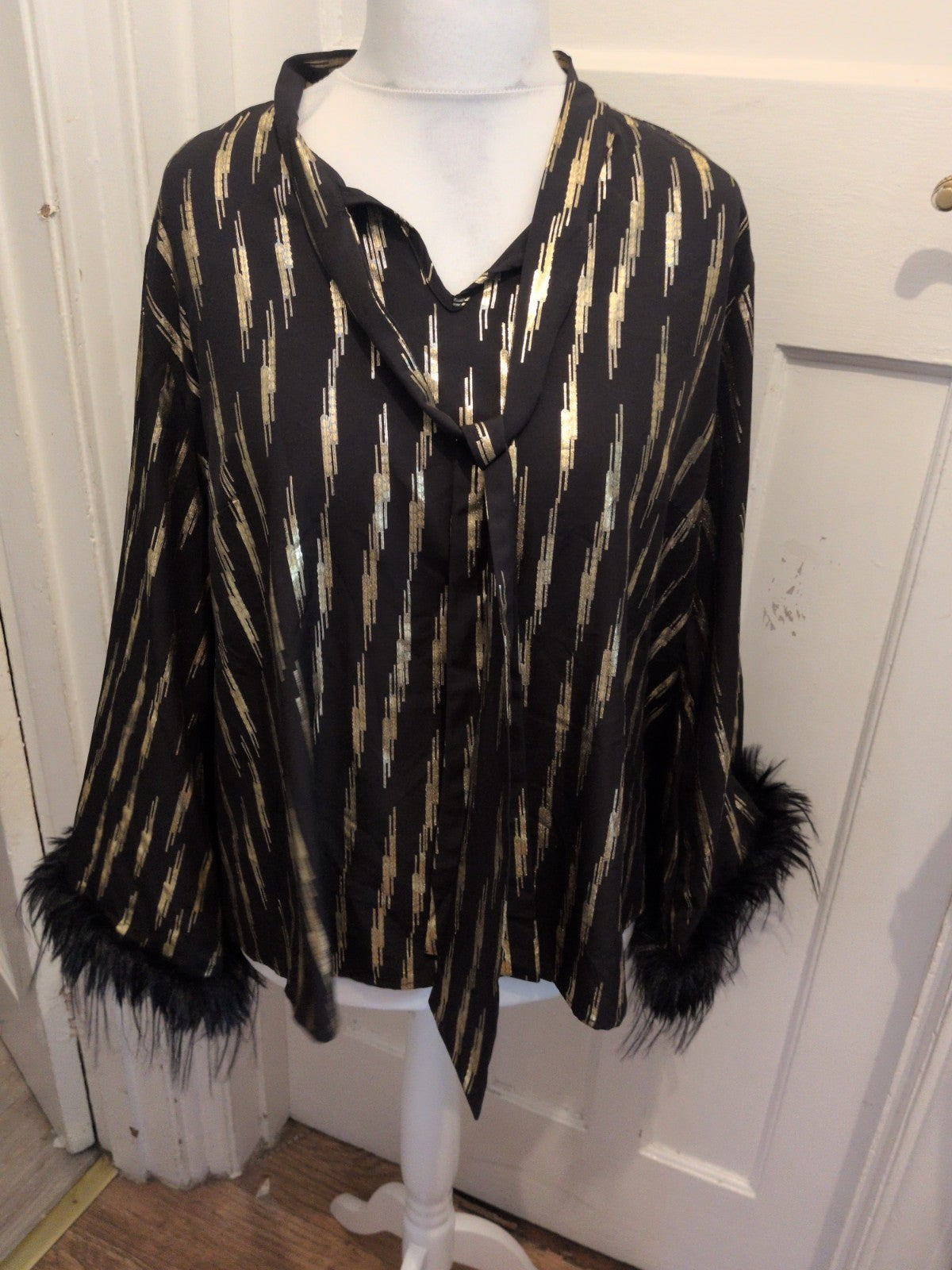 XL Black And Gold Long Sleeve With Fully Sleeve Hem Blouse