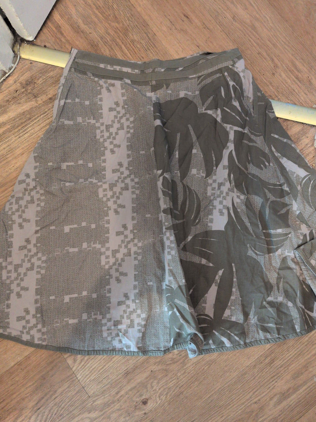 Ladies Medium Green Toned Midi Skirt