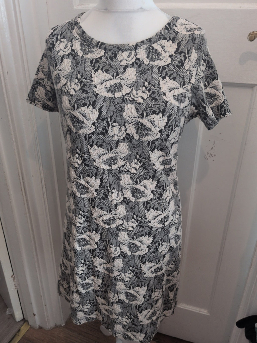 Peacocks 12 White Grey Black Round Neck Short Sleeved Dress