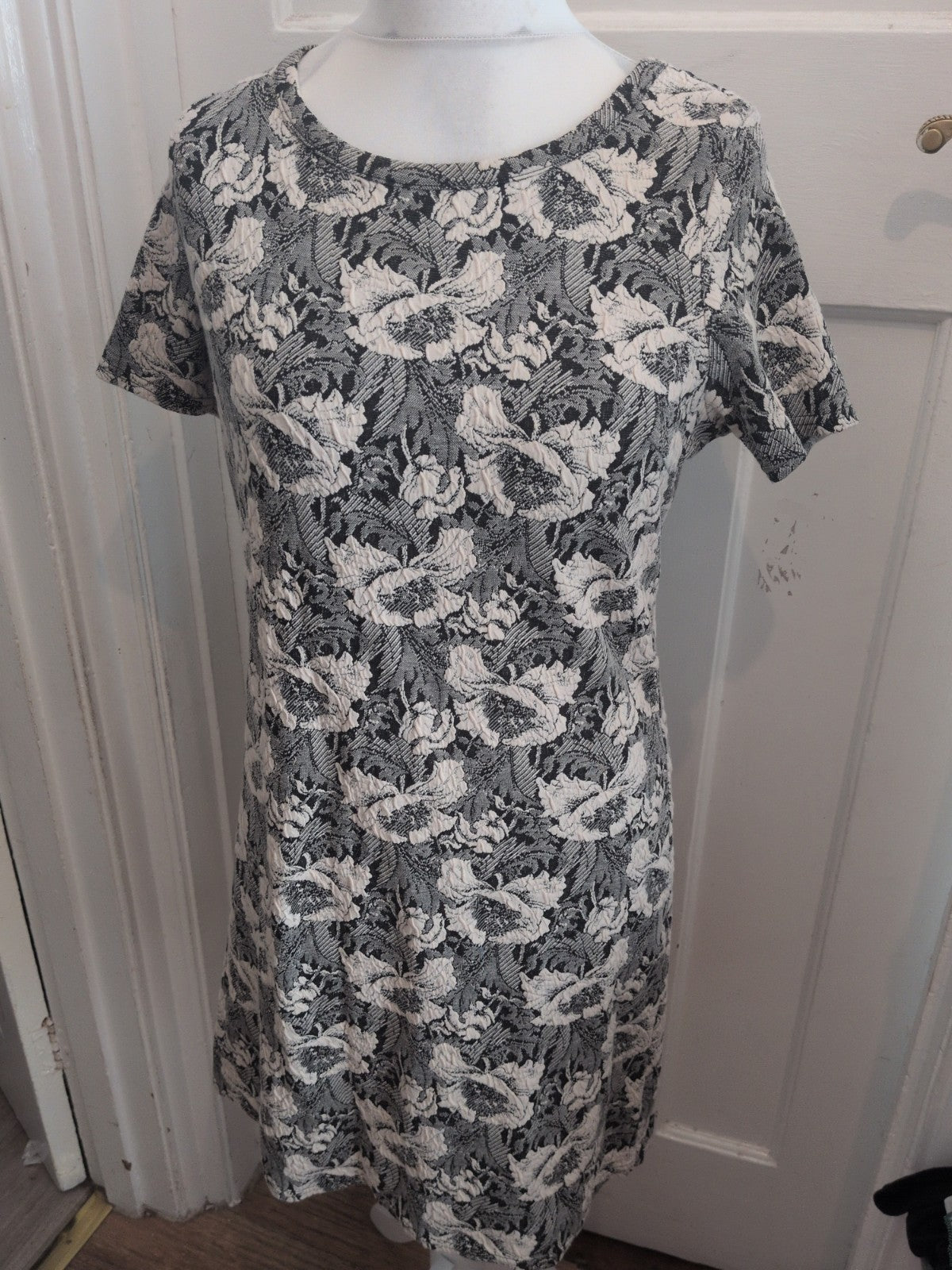 Peacocks 12 White Grey Black Round Neck Short Sleeved Dress