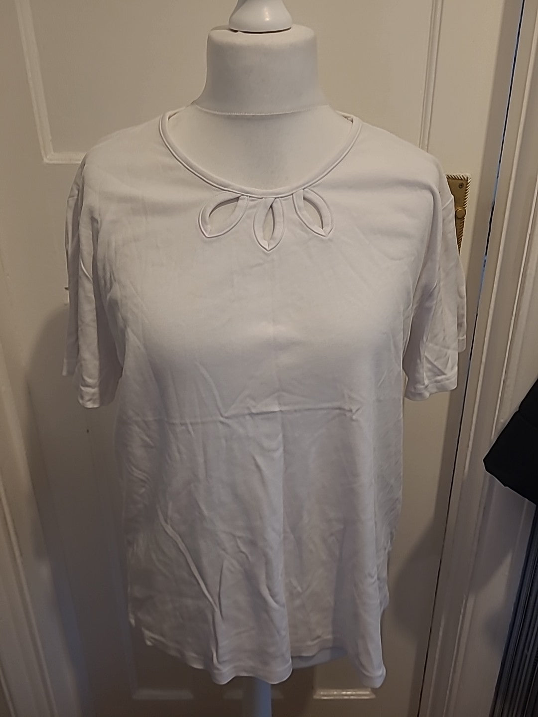 Ladies Isle Size 22-24 White 3 Hole Neck Short Sleeved Blouse