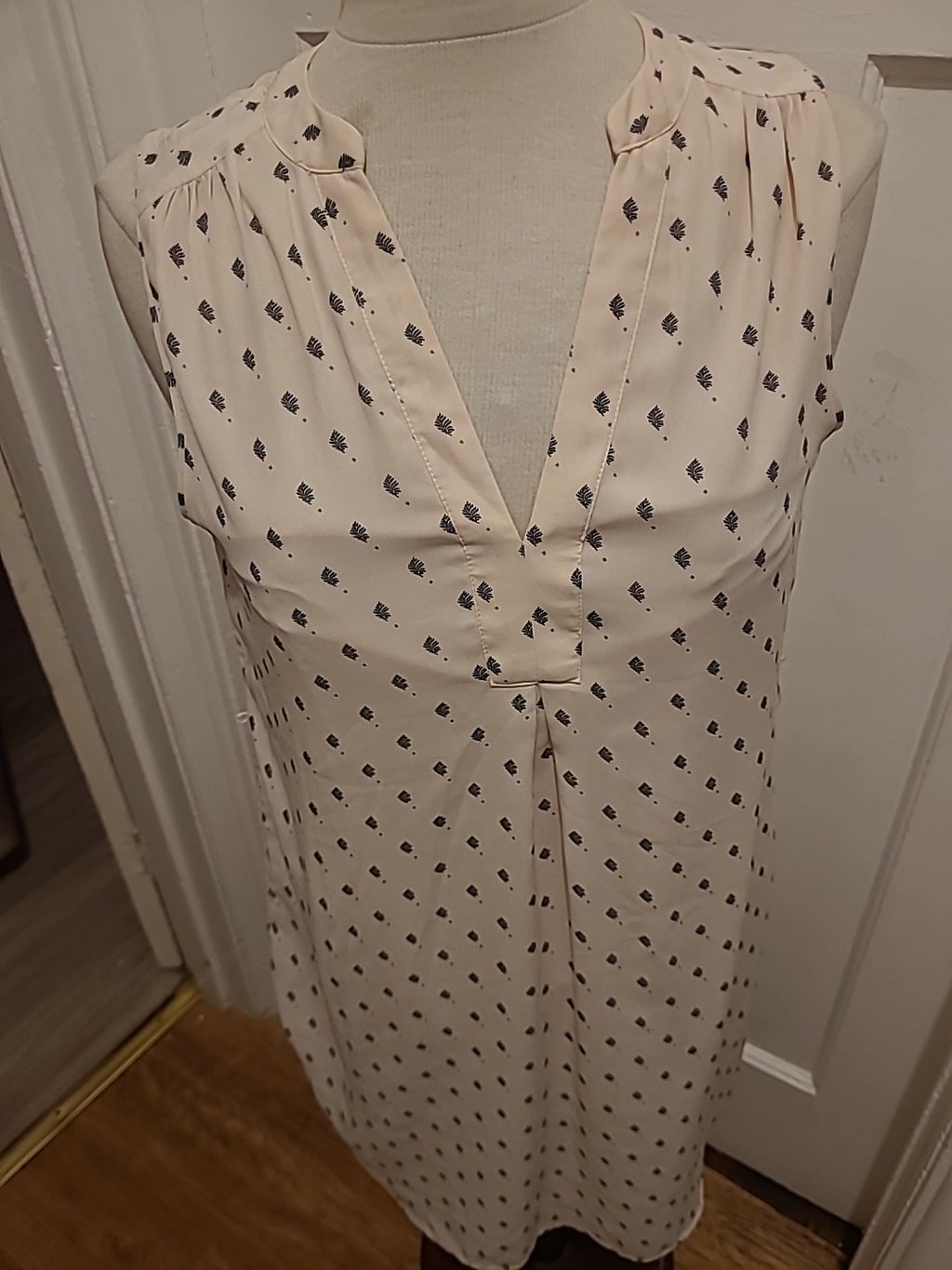 Ladies H&M Size 12 White Further Sleeveless Blouse