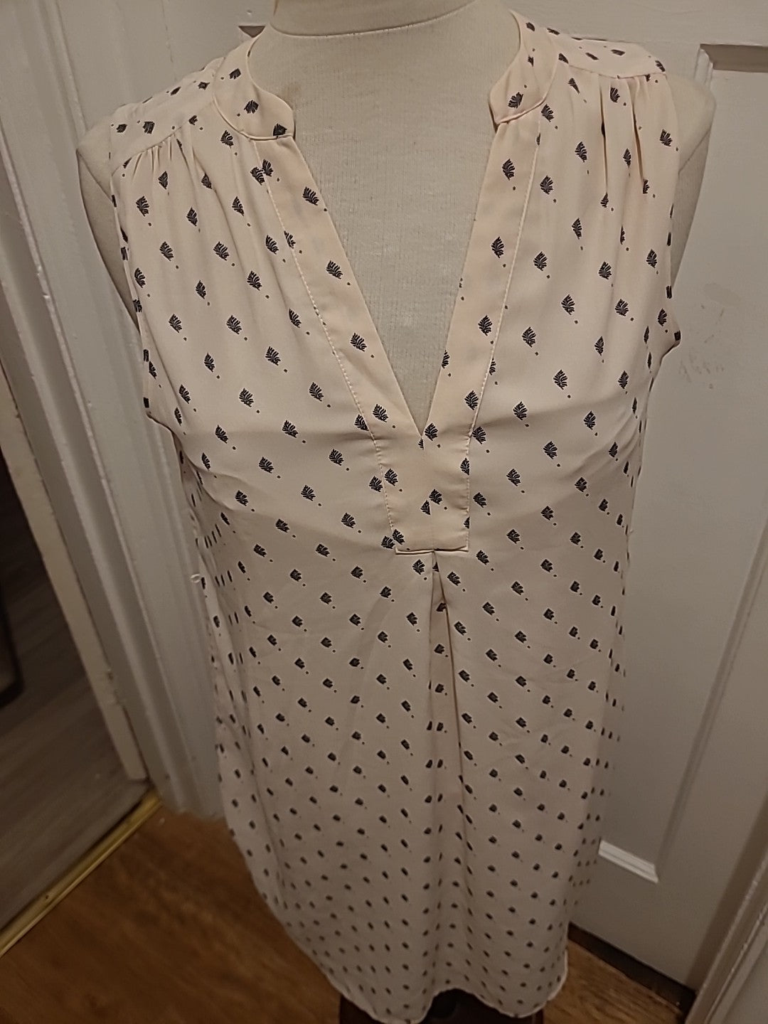 Ladies H&M Size 12 White Further Sleeveless Blouse