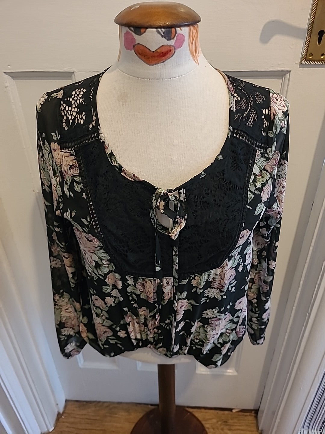 Ladies Select Bubblehem Blouse Size 6 Long Sleeved Black Floral