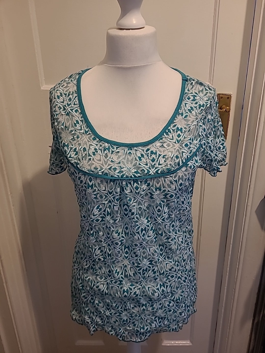 Ladies Size Large Green And White Short Sleeved Scoop Neck See Through Blouse