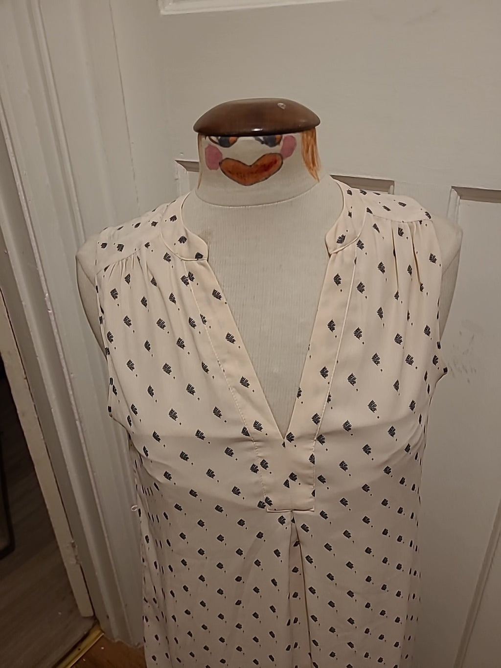 Ladies H&M Size 12 White Further Sleeveless Blouse