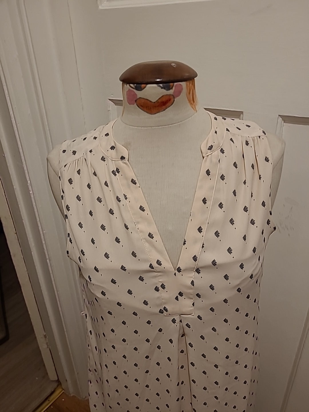 Ladies H&M Size 12 White Further Sleeveless Blouse