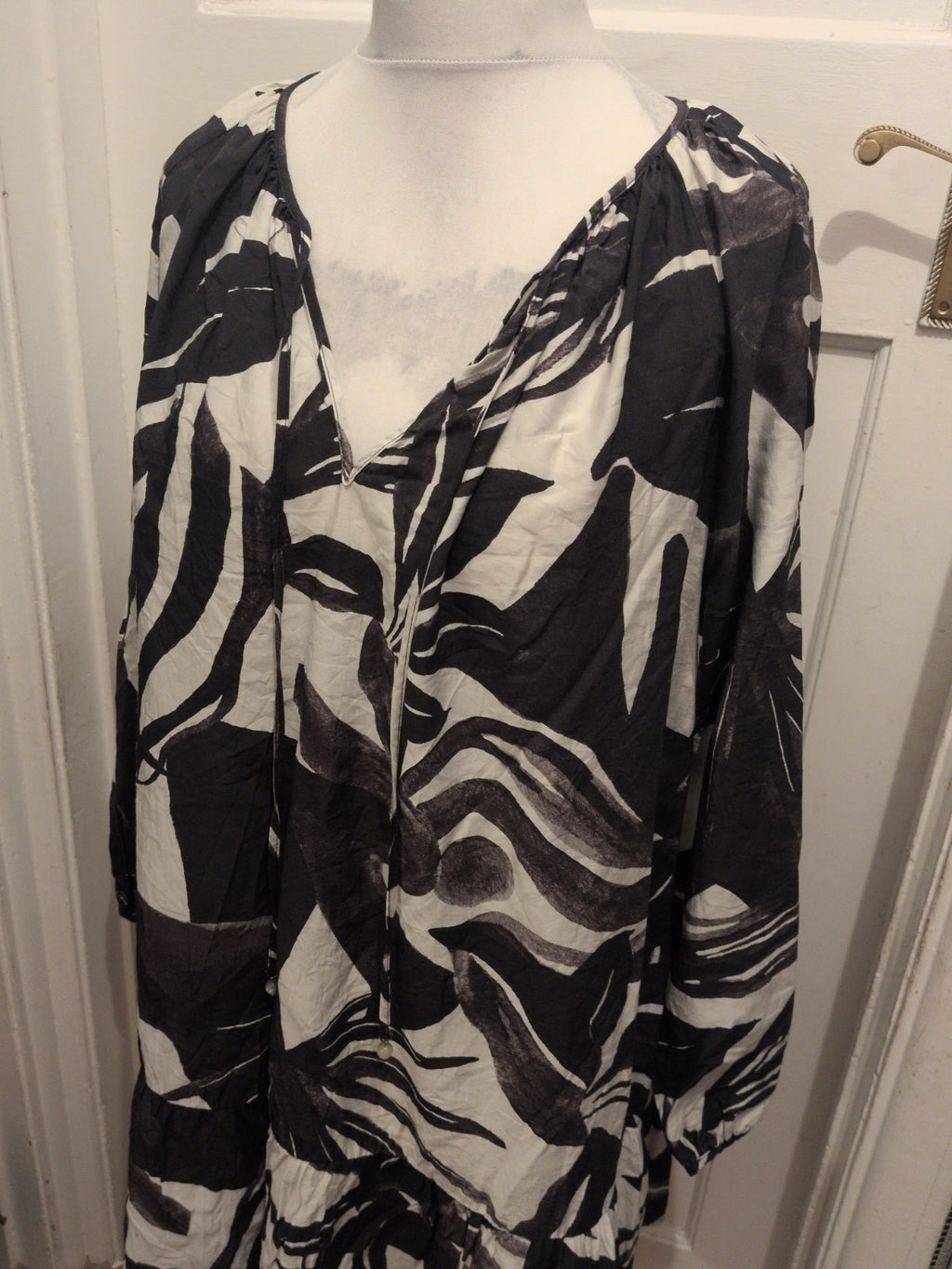 Ladies H&M Size XL Black And White Long Sleeve V Neck Blouse