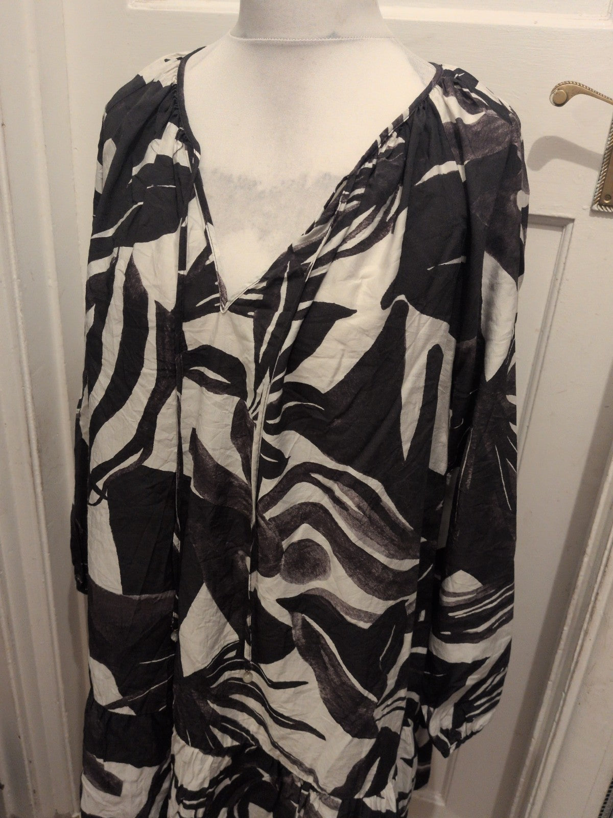 Ladies H&M Size XL Black And White Long Sleeve V Neck Blouse