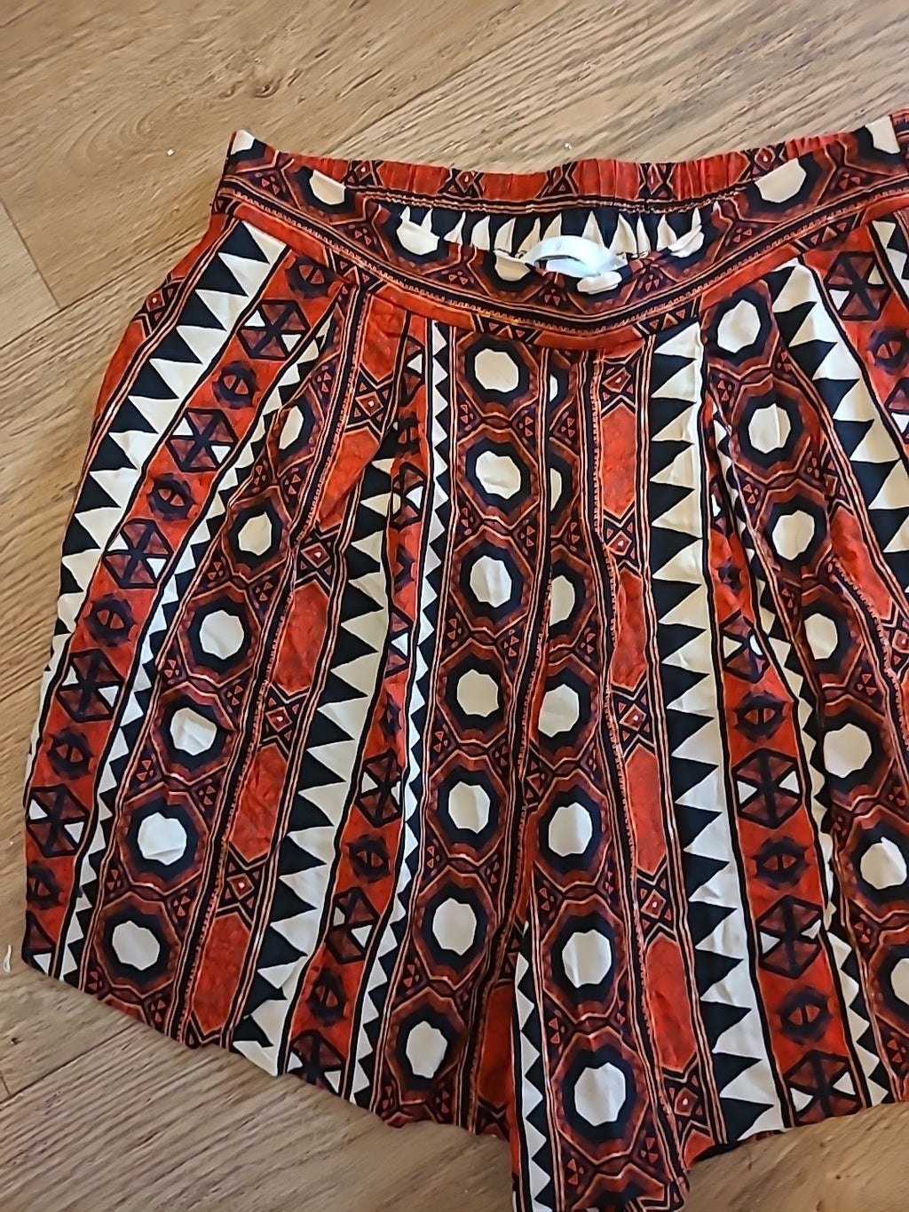 Ladies H&M Size 6 Multi Coloured Aztec Elasticated Shorts