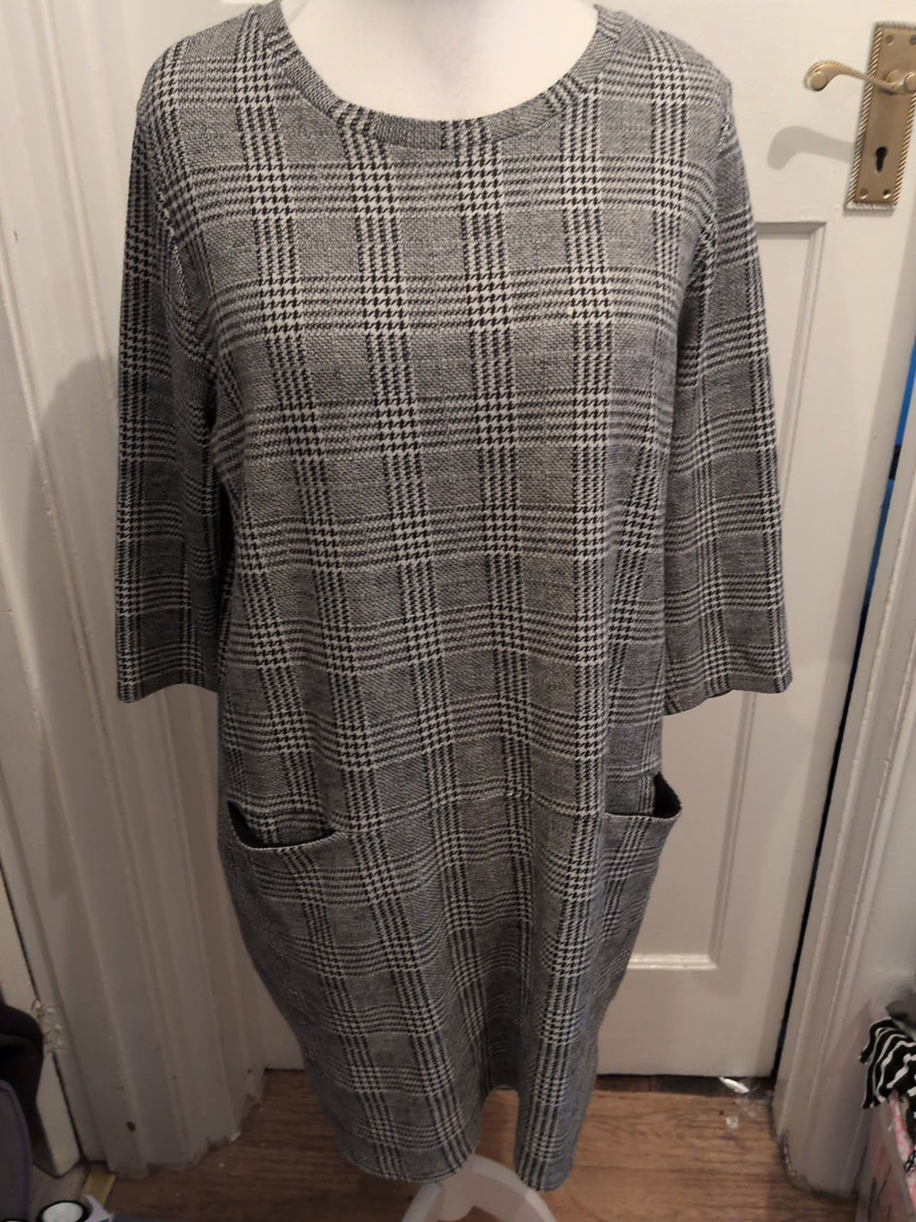 TU 18 Black White Grey Check Short Sleeve Dress Knee-midi