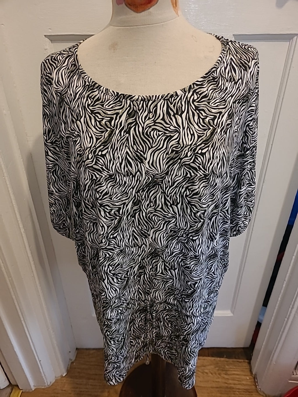 Ladies Kim&Co Size Large Black/White/Khaki Short Sleeved Blouse